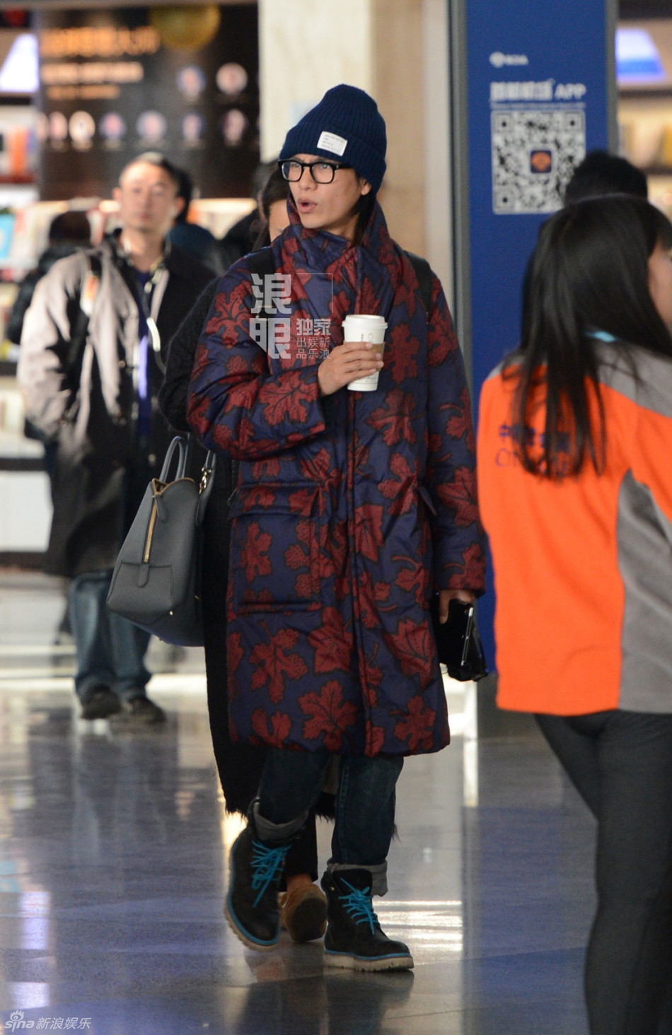 陈坤戴针织帽显嫩 与助理热聊心情好