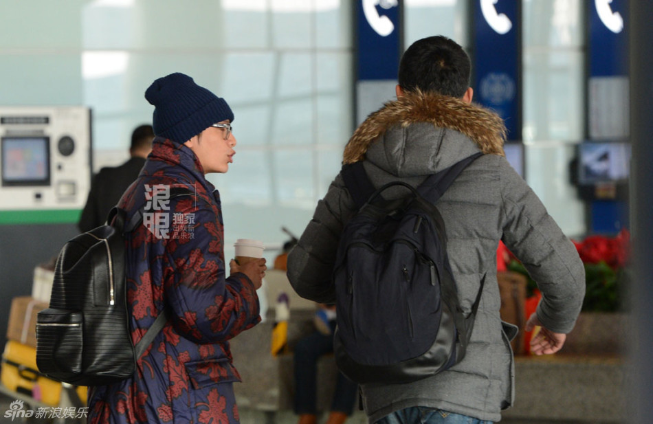 陈坤戴针织帽显嫩 与助理热聊心情好