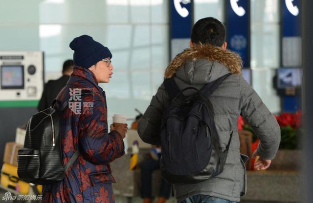 陈坤戴针织帽显嫩 与助理热聊心情好
