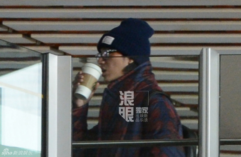 陈坤戴针织帽显嫩 与助理热聊心情好