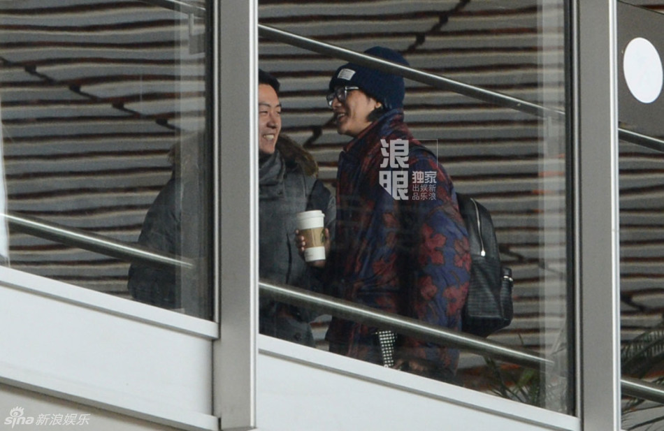 陈坤戴针织帽显嫩 与助理热聊心情好