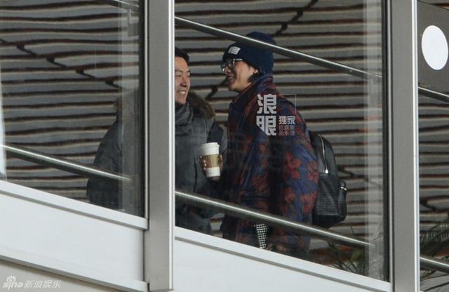 陈坤戴针织帽显嫩 与助理热聊心情好