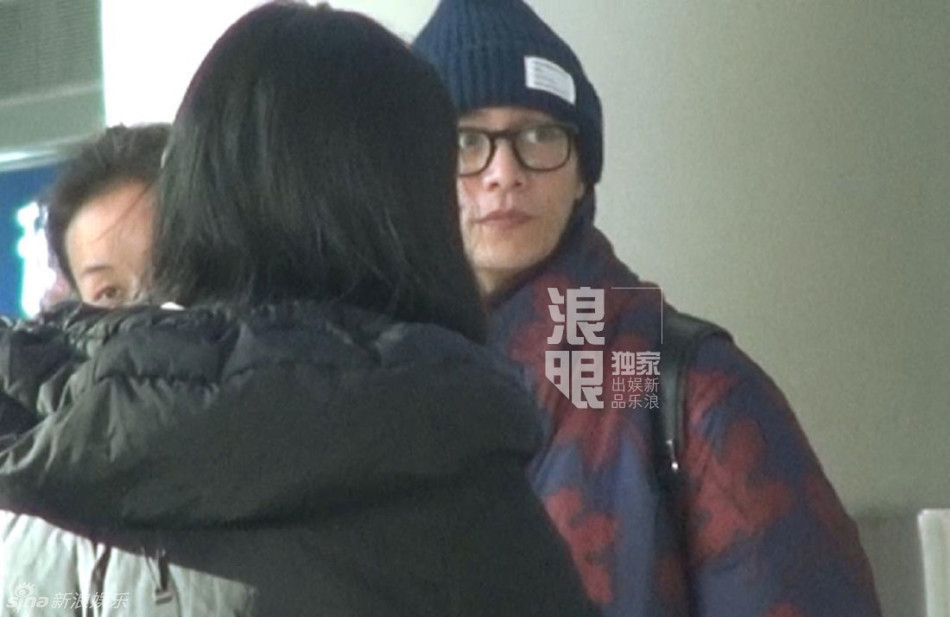 陈坤戴针织帽显嫩 与助理热聊心情好