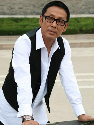 陈道明披黑色大衣会友 教授气质俘虏三代女粉丝