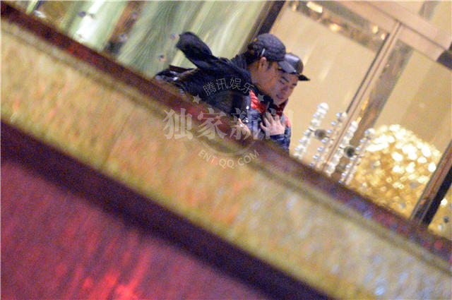 陈道明和朋友走出大厦