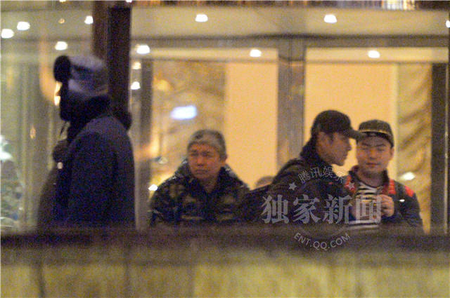 陈道明和朋友走出大厦