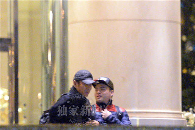 陈道明带着棒球帽