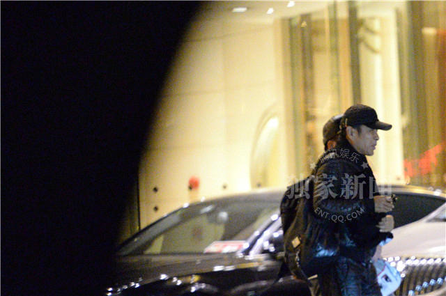 陈道明和朋友边走边聊