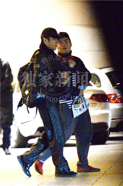 陈道明和朋友边走边聊