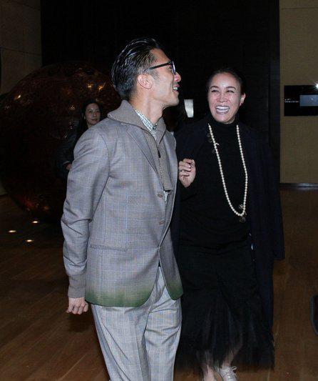 谢霆锋与那英热聊感情交好 不顾形象笑出一口大白牙