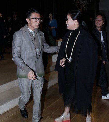 谢霆锋与那英热聊感情交好 不顾形象笑出一口大白牙