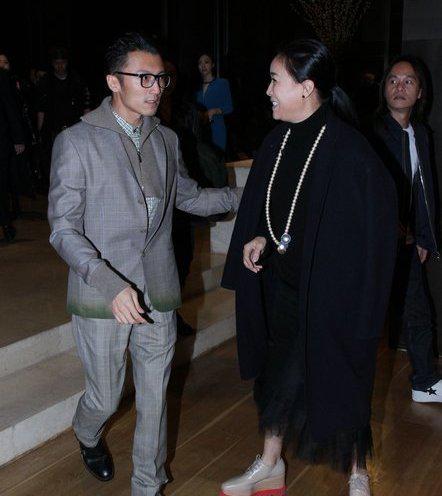 谢霆锋与那英热聊感情交好 不顾形象笑出一口大白牙