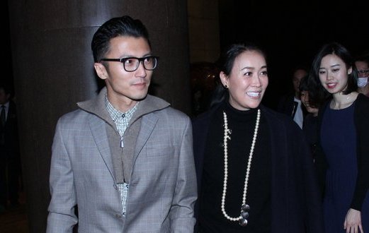 谢霆锋与那英热聊感情交好 不顾形象笑出一口大白牙