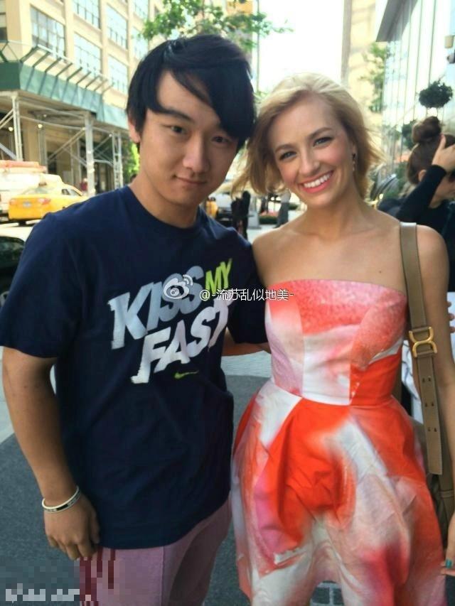 和《破产姐妹》Caroline Beth Behrs