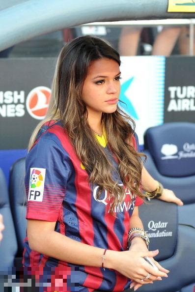 去年陪伴内马尔亮相诺坎普