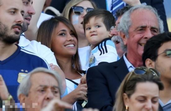 带着儿子蒂亚戈观战巴西世界杯