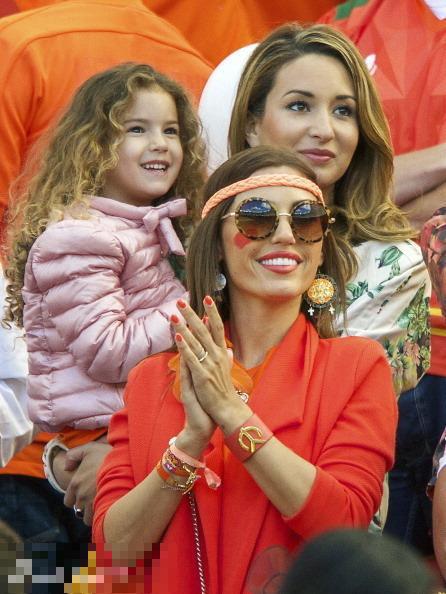 与范佩西家人观战巴西世界杯