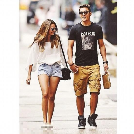 厄齐尔女友艺人Mandy Capristo