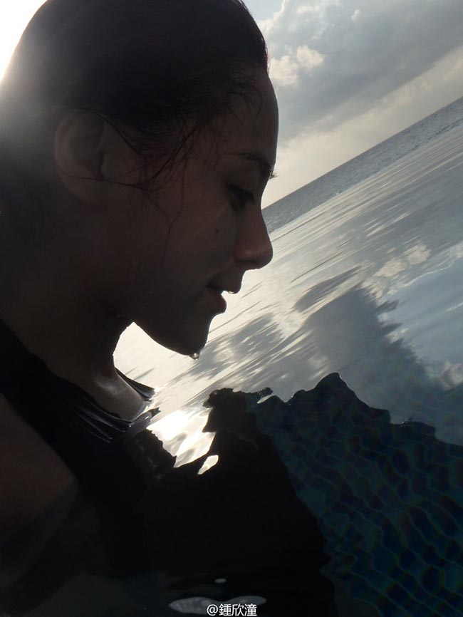 Twins手牵手潜水似人鱼 阿娇自称出水芙蓉