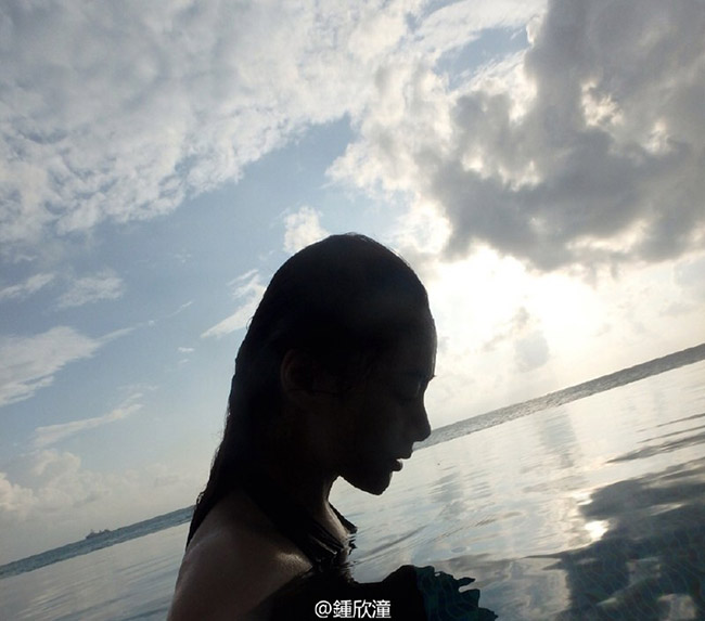 Twins手牵手潜水似人鱼 阿娇自称出水芙蓉