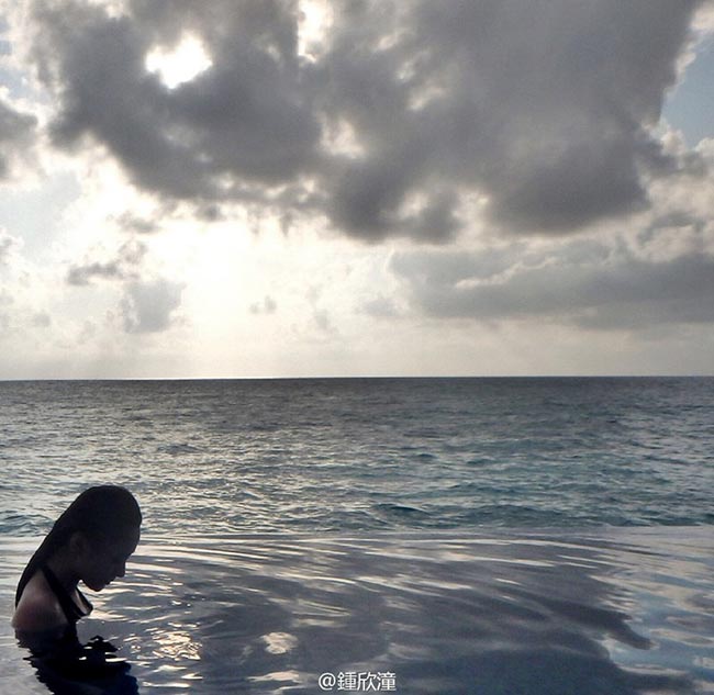 Twins手牵手潜水似人鱼 阿娇自称出水芙蓉