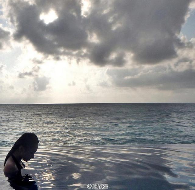 Twins手牵手潜水似人鱼 阿娇自称出水芙蓉