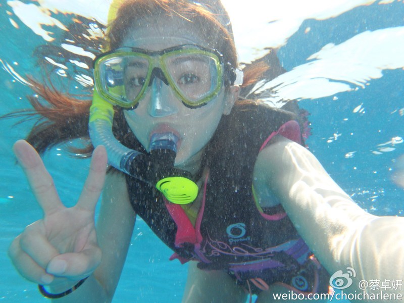 Twins手牵手潜水似人鱼 阿娇自称出水芙蓉