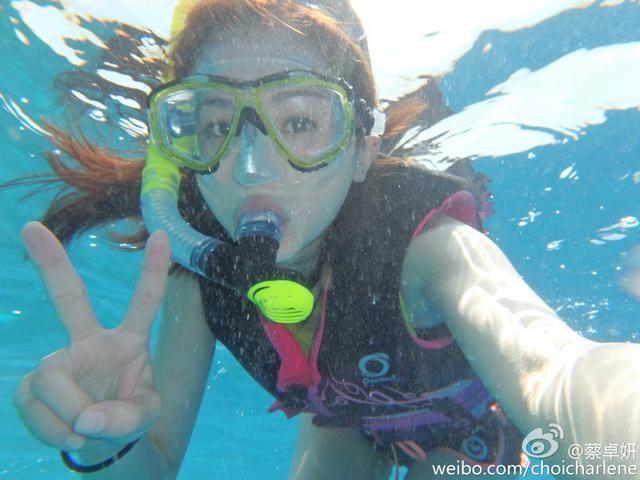 Twins手牵手潜水似人鱼 阿娇自称出水芙蓉