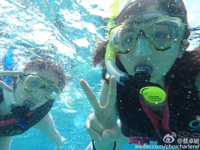 Twins手牵手潜水似人鱼 阿娇自称出水芙蓉