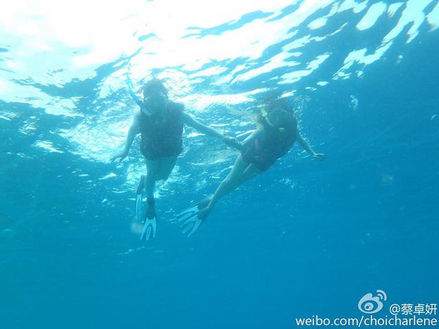 Twins手牵手潜水似人鱼 阿娇自称出水芙蓉