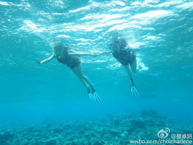 Twins手牵手潜水似人鱼 阿娇自称出水芙蓉