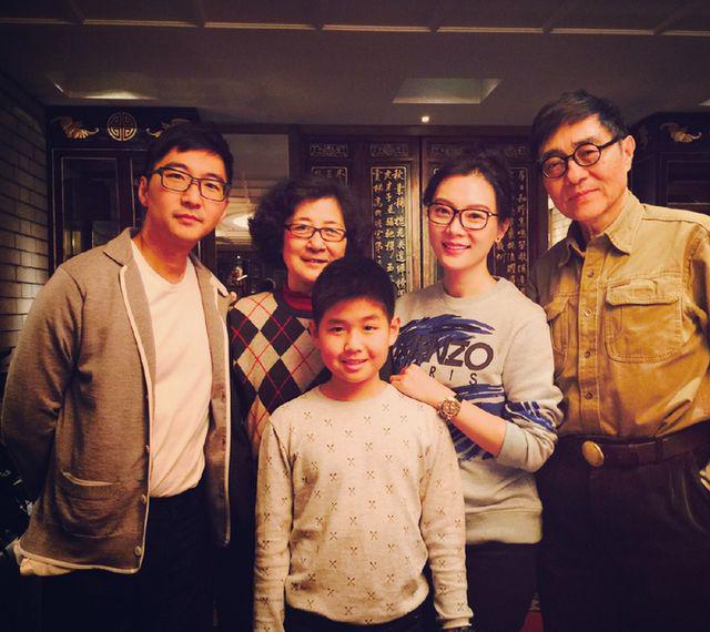 陈数与家人合影
