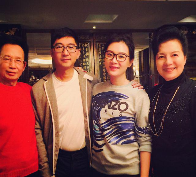 陈数夫妇和家里的老人