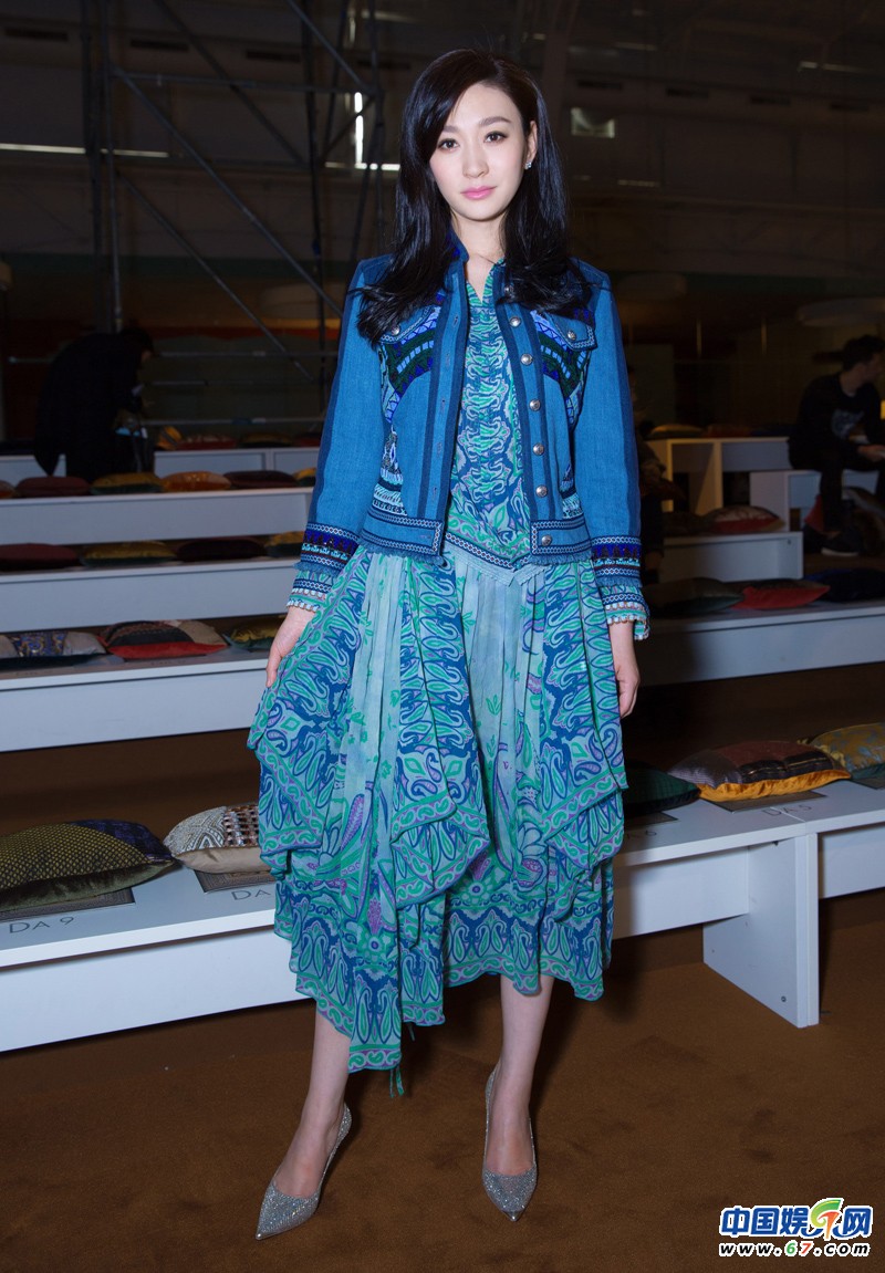 李小冉米兰惊艳首秀大气演绎完美主义复古风