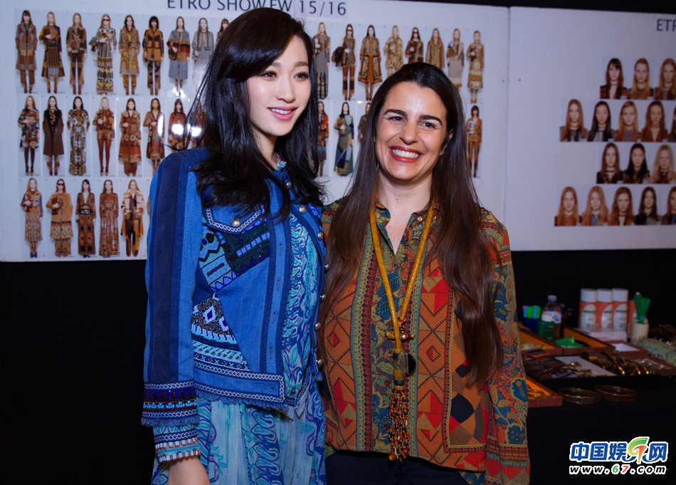 李小冉米兰惊艳首秀大气演绎完美主义复古风