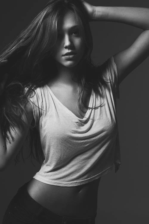 美90后嫩模比基尼照 性感半球迷人曲线