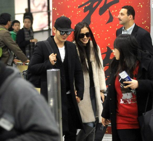 黄晓明杨颖牵手现身