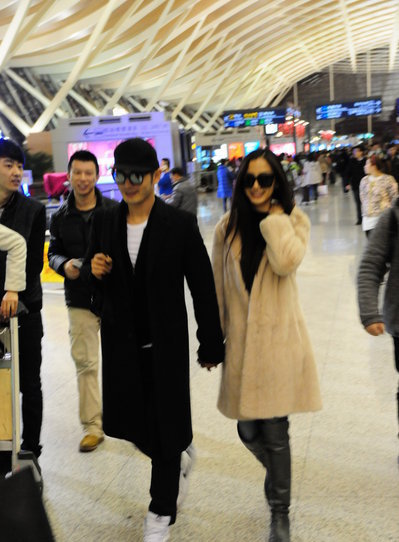 黄晓明杨颖牵手现身