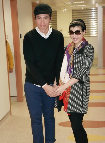 陈豪 陈茵媺向媒体派发红包