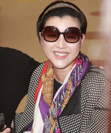 陈豪 陈茵媺向媒体派发红包