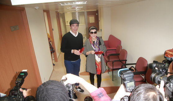 陈豪 陈茵媺向媒体派发红包