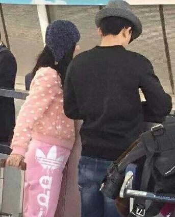 此前谢娜现身 腹部凸起