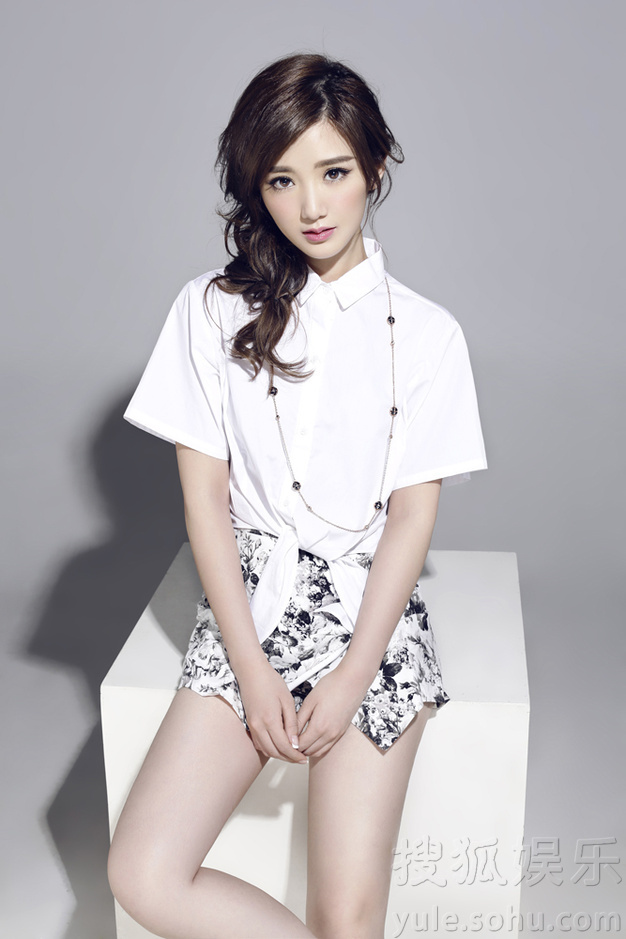 毛晓彤新年发布新写真 清新时尚笑容灿烂