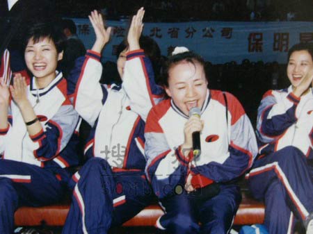 宋丹丹那英当拉拉队员青涩照曝光 王菲看台上爽朗大笑