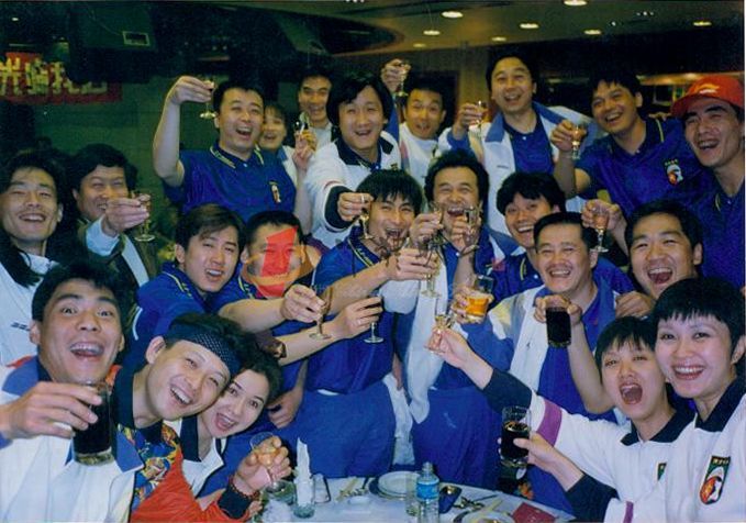 宋丹丹那英当拉拉队员青涩照曝光 王菲看台上爽朗大笑