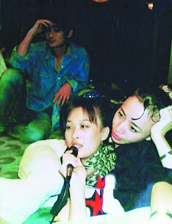 宋丹丹那英当拉拉队员青涩照曝光 王菲看台上爽朗大笑