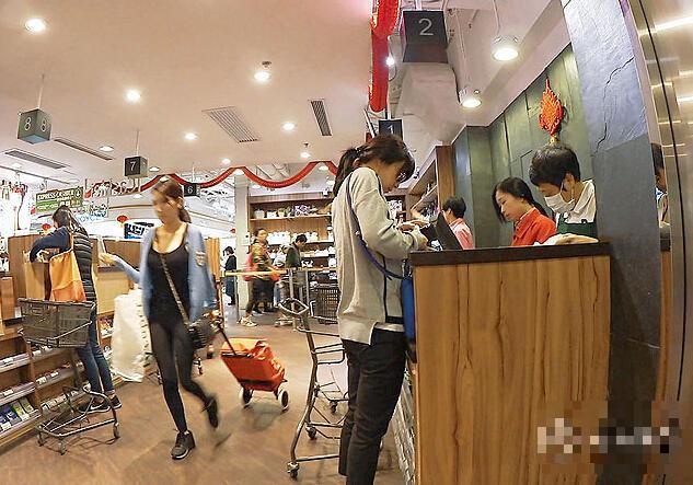 贵妇郭晶晶持家有道 购物不忘办停车优惠省钱