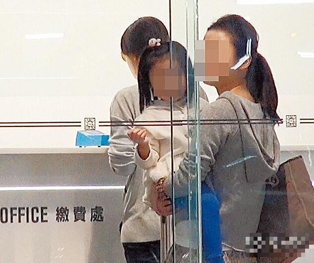 贵妇郭晶晶持家有道 购物不忘办停车优惠省钱