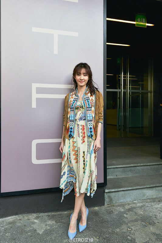 2015时装周华人女星造型盘点 昆凌“拖鞋”造型遭吐槽