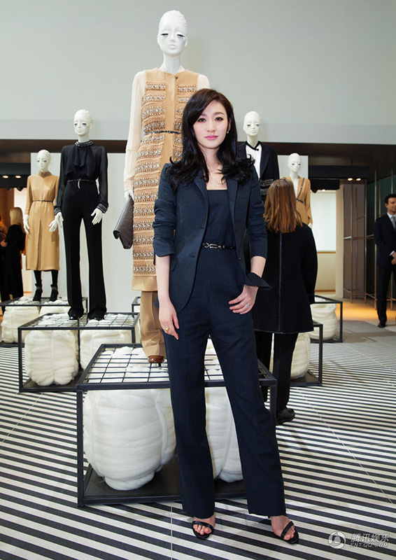 2015时装周华人女星造型盘点 昆凌“拖鞋”造型遭吐槽